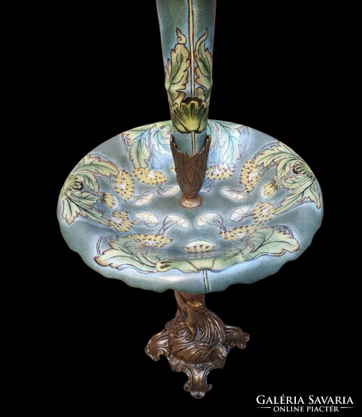 Kézzel festett szobros porcelán bronz vázás asztalközép, kínáló