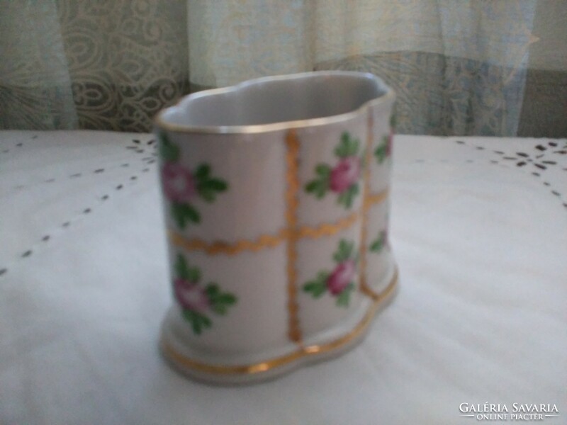 Herend porcelain petites roses with gold mesh pattern