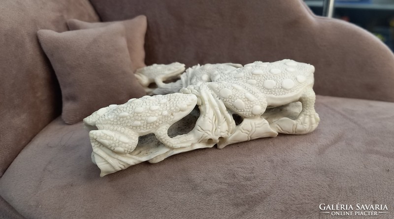 Antler carving frogs