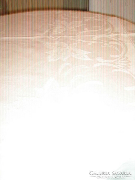 Wonderful butter-colored special baroque leaf patterned woven damask tablecloth