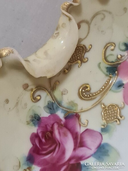 Antik, rózsákkal aranyozva kézzel festett fodrozott szélű tejüveg dísztál, asztalközép.