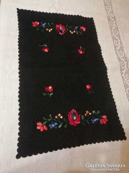 Black felt tablecloth 48 cm x 30 cm