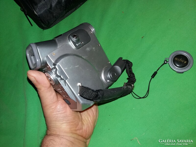 Sony dvx 801 video camera in its bag, without battery, untested, so I am selling it as a spare part according to the pictures