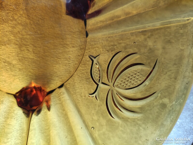 Antik virágmotívumos borostyánsárga három lábas üveg kínáló tál