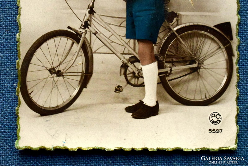 Régi nosztalgia fotó képeslap  -   kisfiú kerékpárral rózsával   1943ból