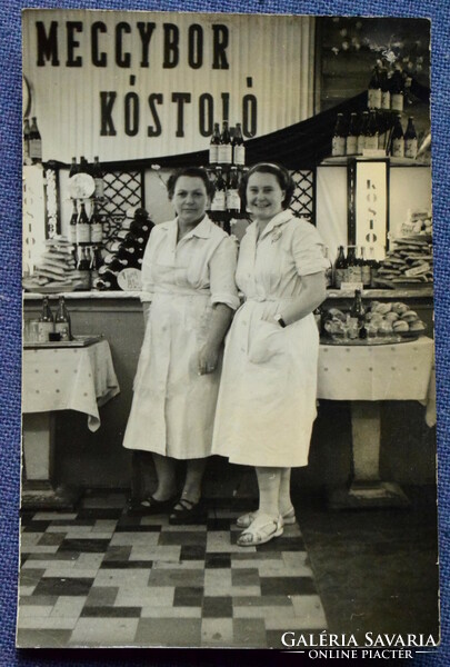 Retro  képeslap fotó  - Meggybor kostoló / kiállítási stand  kínáló hölgyekkel
