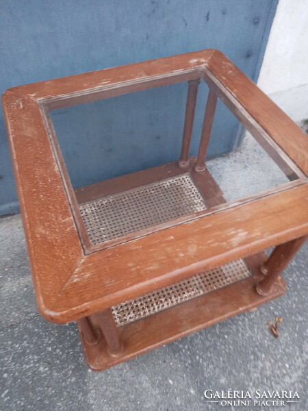 Dupla üveges felújítandó rattan betétes dohányzó asztal