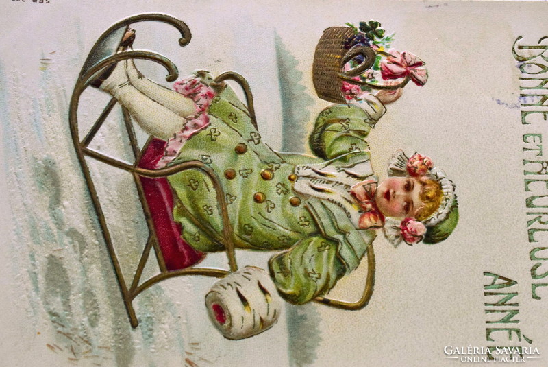 Antik dombornyomott Újévi üdvözlő litho képeslap - szánkó kisleány kosárral lóhere szerencsepatkó