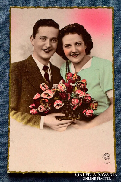 Régi nosztalgia fotó képeslap  -   szerelmes pár rózsával 1942ből