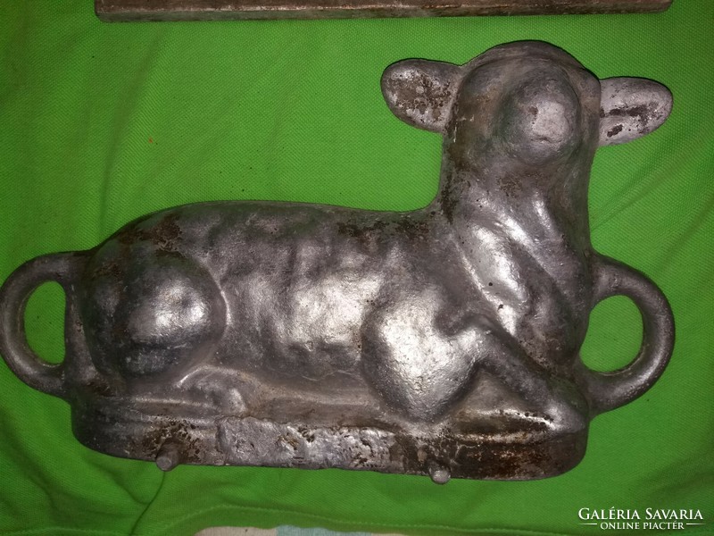 Antique cast metal heavy rare lamb-shaped double sided oven / chocolate mold 31 x 11 x 20 cm as shown in pictures