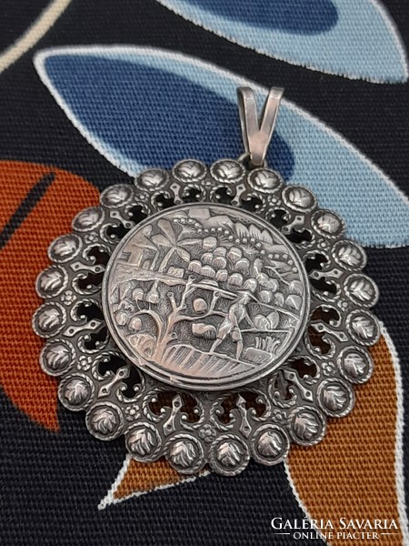 Vietnámi ezüstözött medál, 4,3 cm