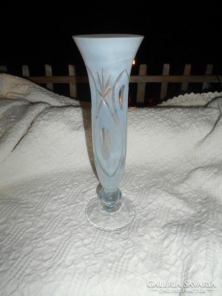 Kézműves 2 rétegű (fehér és átlátszó) üvegből  csiszolt  karcsú alakú váza 20,5 cm