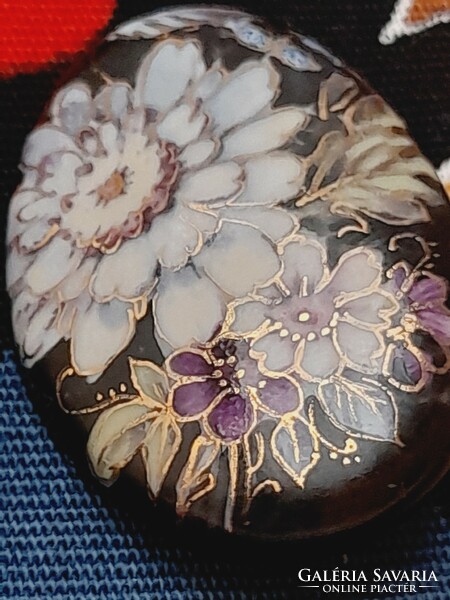 Kézzel festett porcelán bross, 3,7 cm