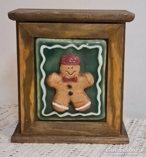 Karácsonyi fadoboz, mézeskalács figurát formázó kerámiabe
