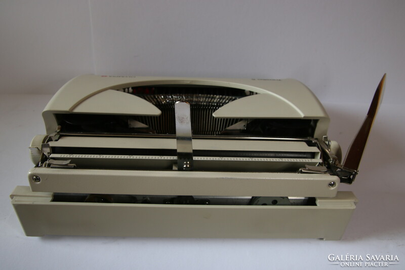Olympia traveler c modern mechanical typewriter in mint condition