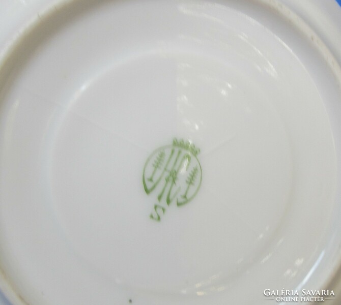 Régebbi 4 sz virágmintás porcelán kávéskészlet,jelzett,enyhén hibás, egy tányér repedt.