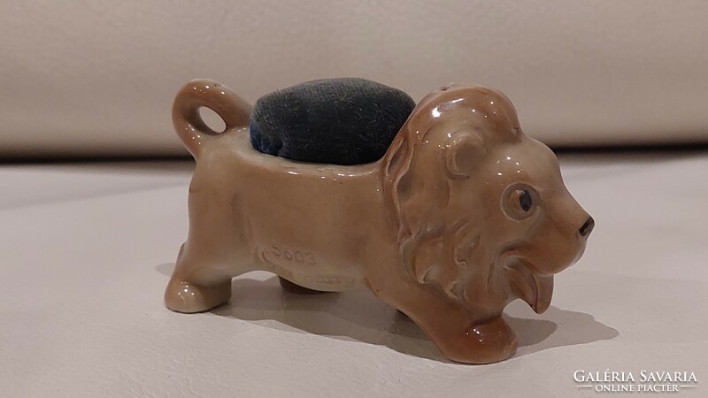 Jelzett, német porcelán, oroszlánt formáló tűtartó figura