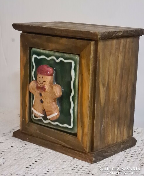 Christmas wooden box, shaped gingerbread figure in ceramic
