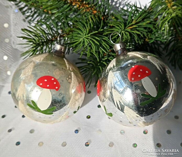 Régi kézzel festett gombás üveg gömb  karácsonyfa díszek párban  5.5cm