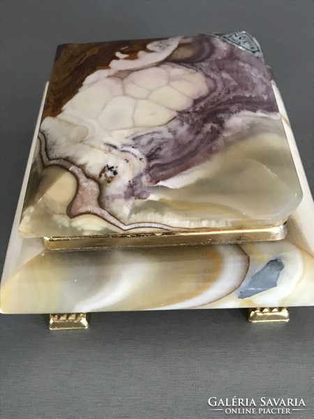 Handcrafted onyx jewelry box made of mineral with a beautiful pattern, 12 x 10 cm