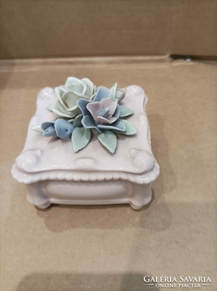 Neapolitan porcelain bonbonier, 8 x 8 cm creation.