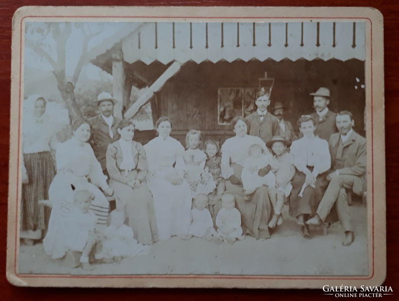 Nagy családi fotó a múlt század első éveiből.