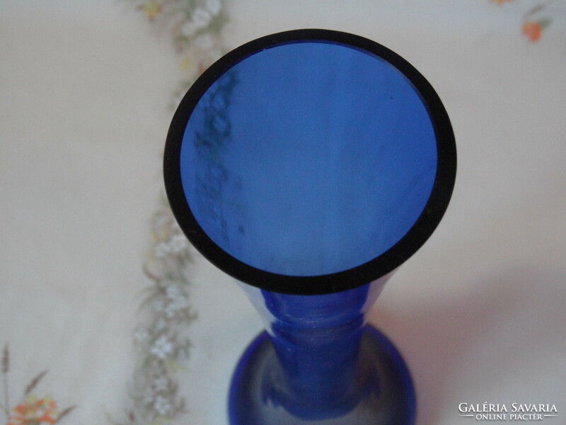 Kék üveg, nagyobb méretű egyszálas váza