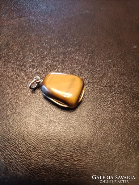 Tiger eye pendant with golden clasp