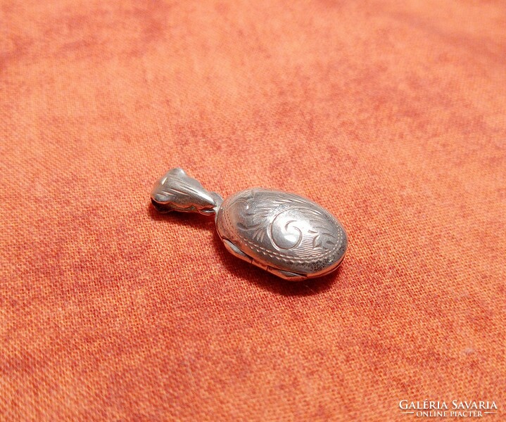 Antik vésett ezüst nyitható medál, méregtartó