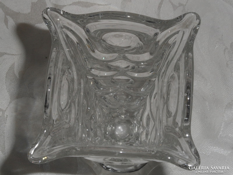 Öntött üveg talpas váza