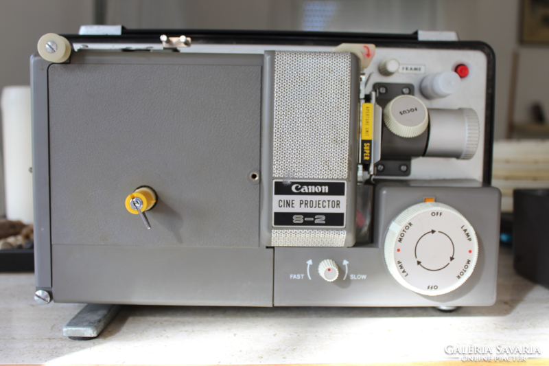 Canon S-2 Cine projektor hordozható dobozában