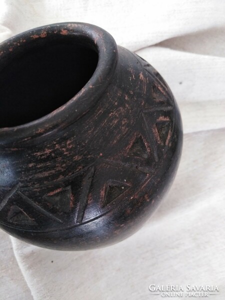 Fekete színű, cserép váza - viaszos, antik jelleggel