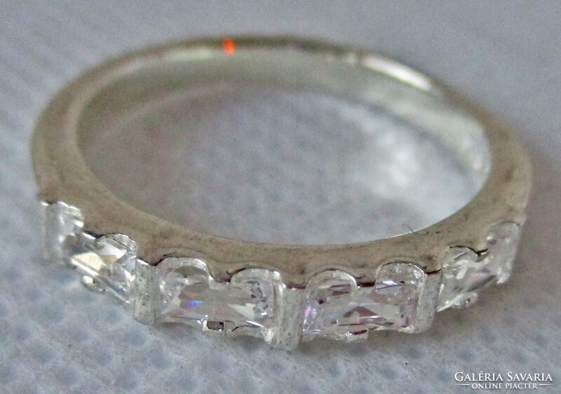 Szép ezüst karikagyűrű különleges fehér církónia kövekkel