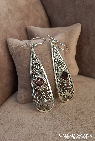 Silver earrings with garnets