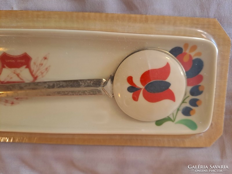 Leaf opener with porcelain bowl