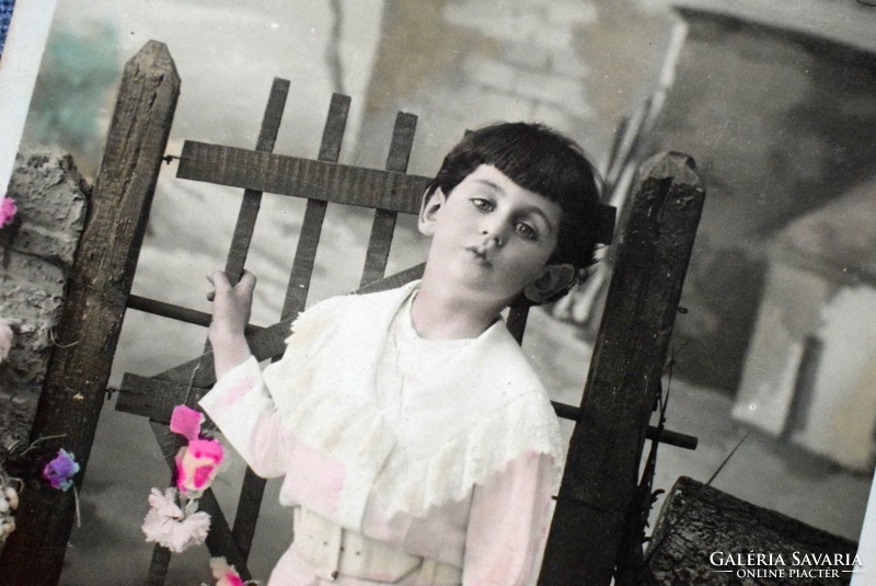 Antik  üdvözlő fotó képeslap - kisfiú virágos kosárral  1909ből