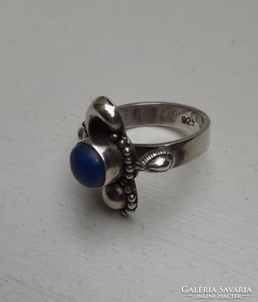Antique marked silver ring in beautiful condition in a patterned socket, encrusted with a polished lapis lazuli stone