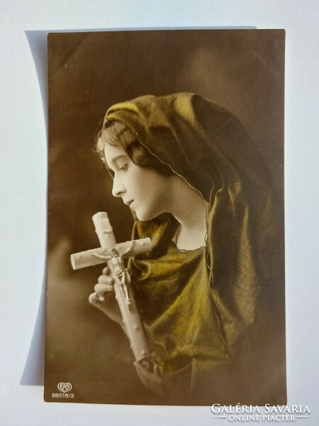 Régi képeslap fotó levelezőlap hölgy kereszttel
