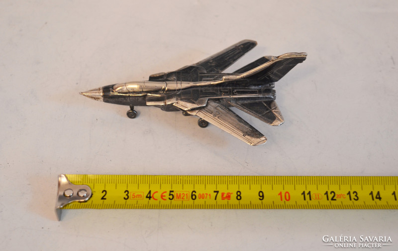 Ezüst miniatűr Panavia Tornado -szuperszonikus, változtatható szárnynyilazású harci repülőgép
