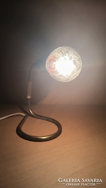 Bauhaus stílusú réz kobra asztali lámpa.