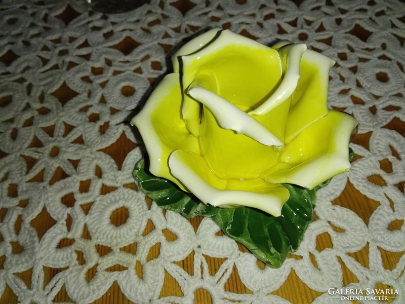 Porcelán gyertyatartó sárga rózsa,kézzel formált.
