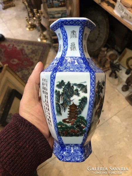 Japanese porcelain vase, Ming period, height 22 cm.