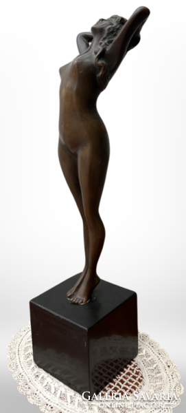 Női akt bronz szobor gránit talapzaton