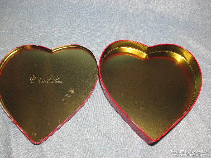 Szív alakú bonbonos fém doboz