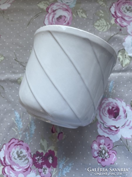 Classic white ceramic bowl with twisted decoration