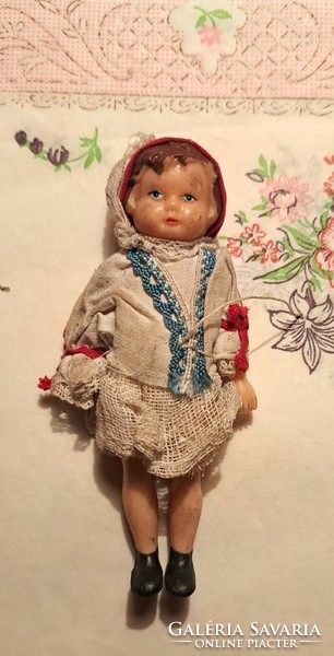 Antik baba eredeti ruhájával