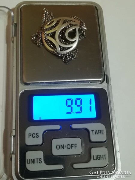 Ezüst   /925/  nyaklánc medálal. 9.9 gr.