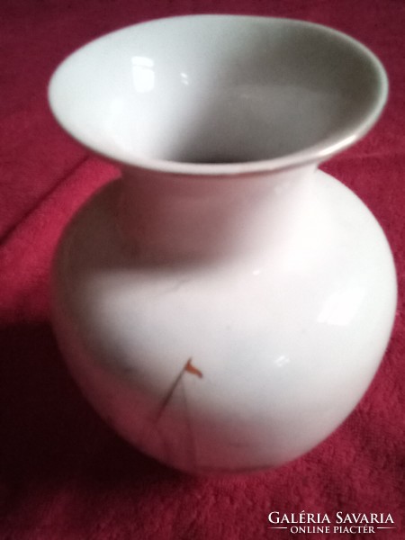 Kézzel készített hollóházi porcelán váza.