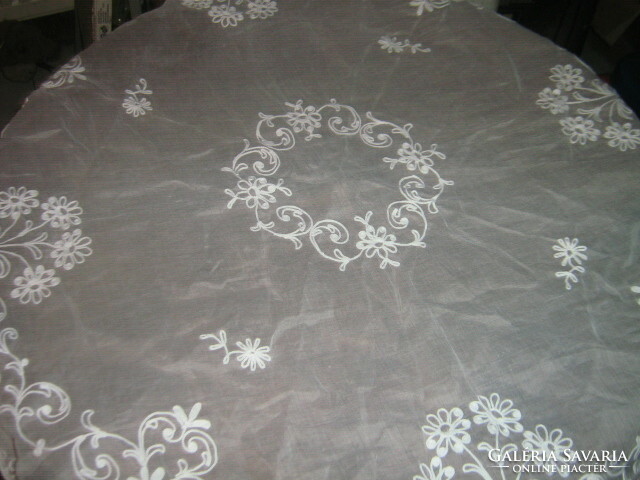 Elegant round tablecloth with beautiful snow white fabric baroque flower pattern