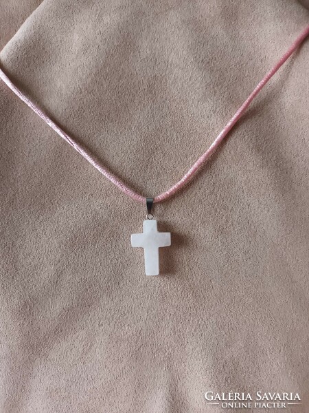 Necklace with rose quartz cross